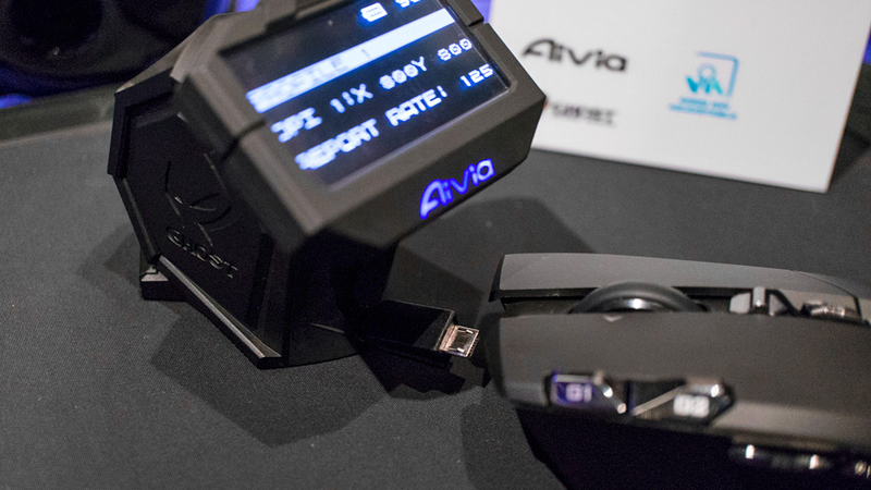 Illustration for article titled Gigabyte's Aivia Uranium Gaming Mouse Comes With Its Own Tiny Monitor